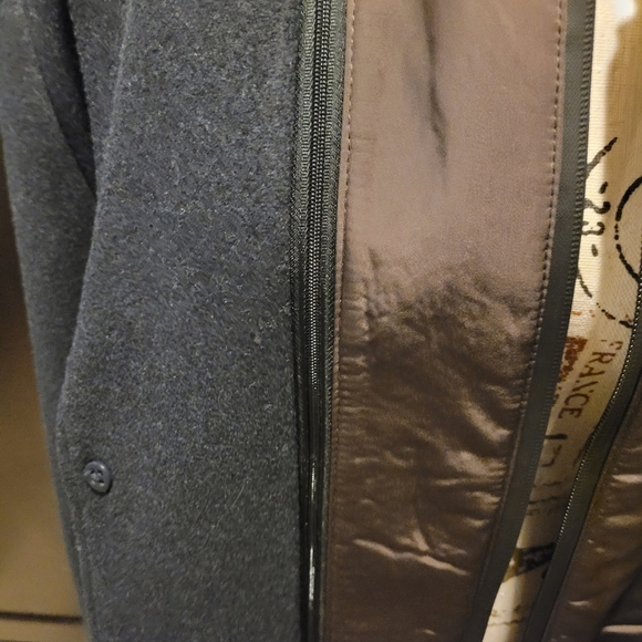 Men's Coat Buttoned Size Large Slim Fit With Zip up Liner that's Waterproof $695 - Picture 6 of 13